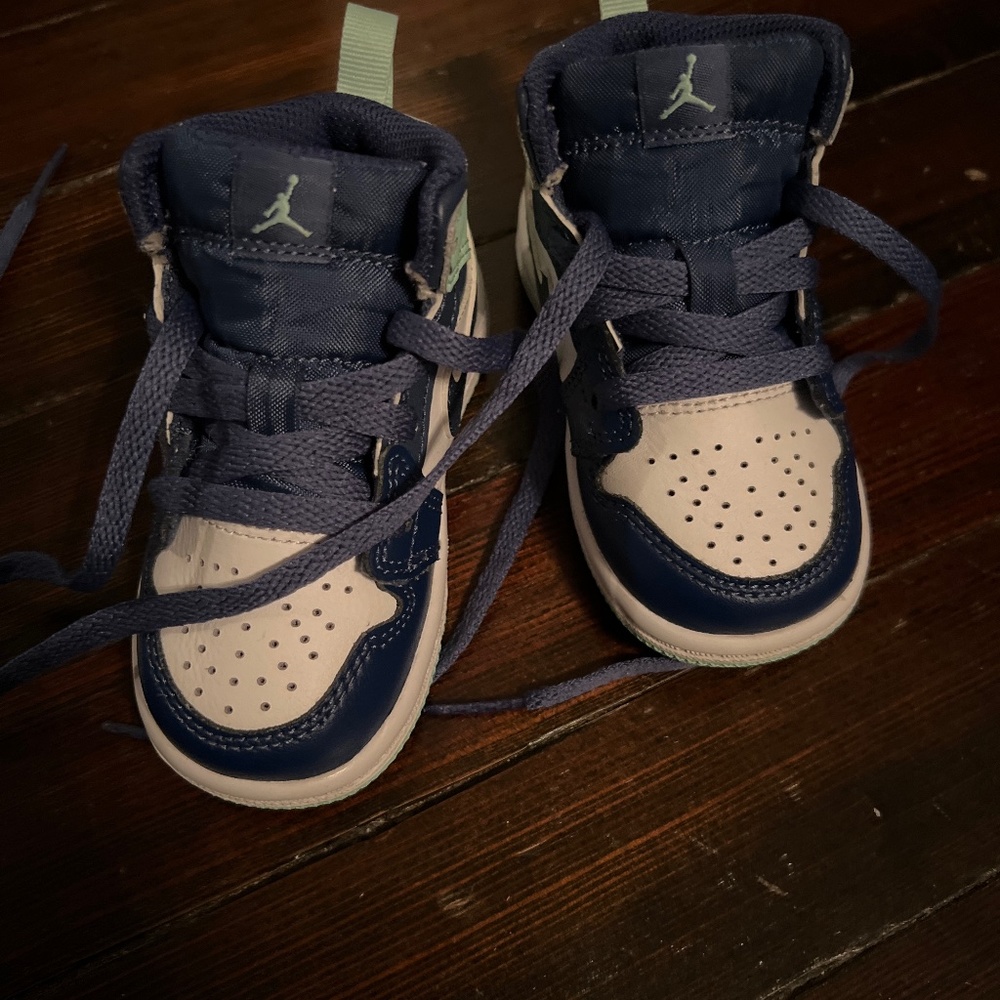 Jordan 1 Mid - Picture 3 of 5